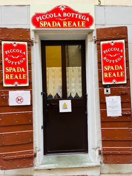 Ingresso Piccola Bottega Spada Reale