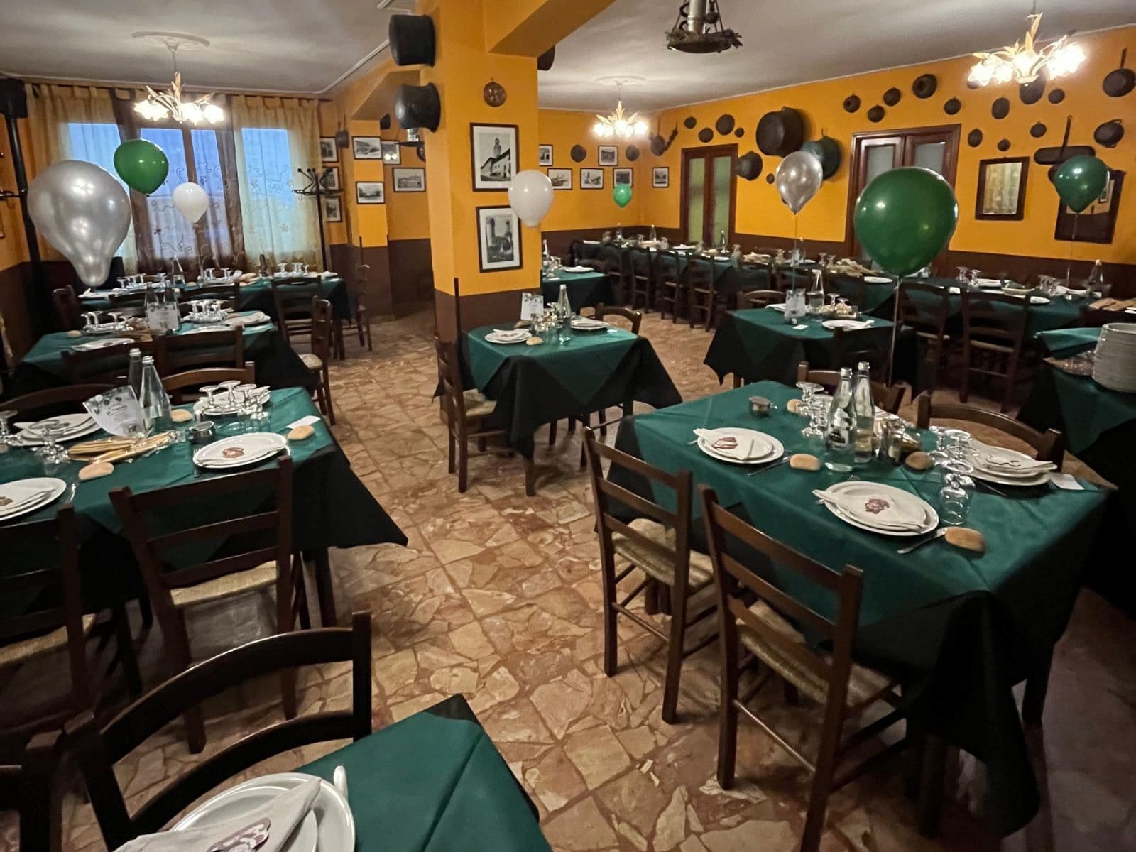 Bottiglie e quadri ristorante